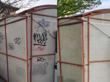 Варненец изчисти графити от сгради в центъра