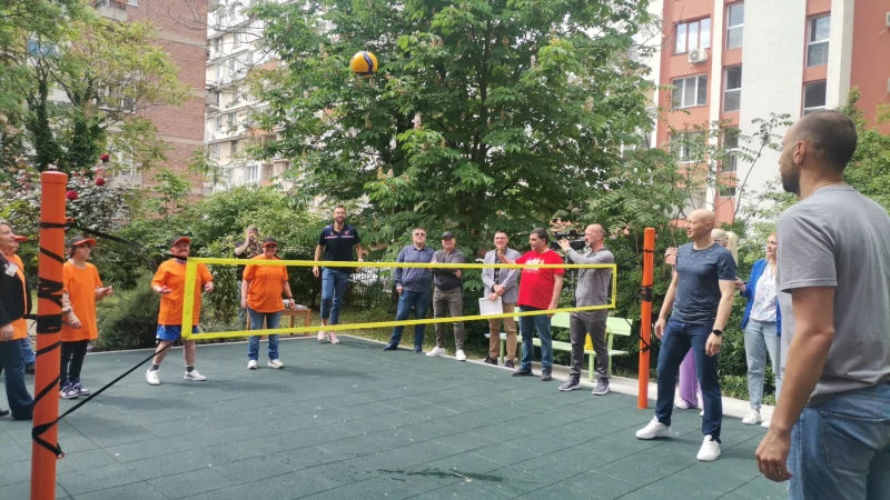 Волейболни звезди зарадваха феновете си от защитено жилище