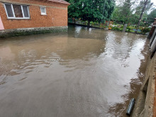 Силен дъжд и градушка в Карнобат, улиците станаха реки