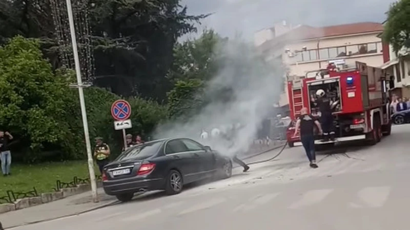 Кола се запали в центъра на Велико Търново