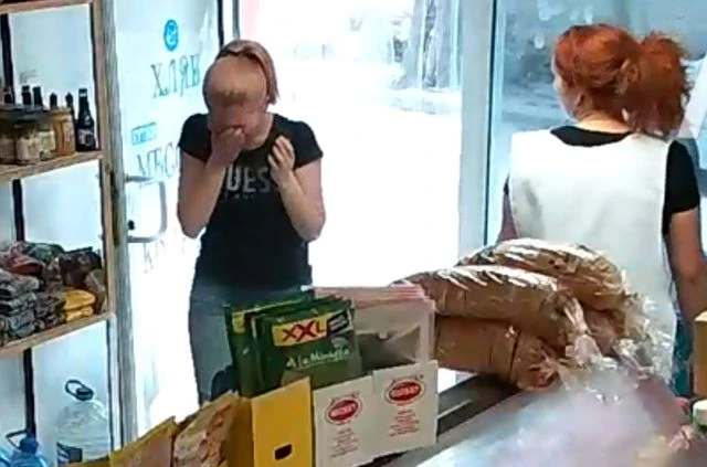 Жена пръска със спрей случайни хора в Кючука, псува и плюе минувачи
