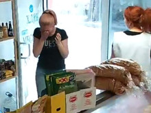 Жена пръска със спрей случайни хора в Кючука, псува и плюе минувачи