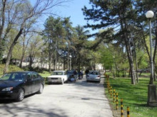 След редица жалби: Колите в Морската градина на Варна засега остават