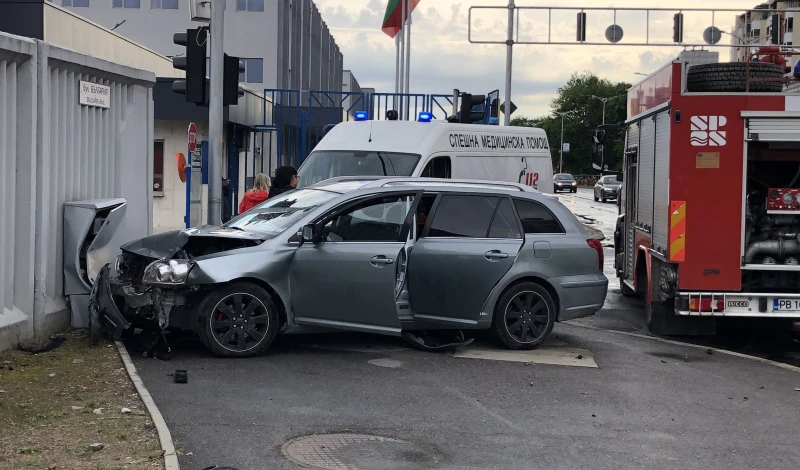 Кола се заби в служебния вход на Панаира!