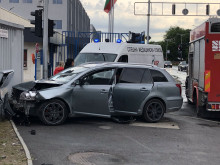 Кола се заби в служебния вход на Панаира!