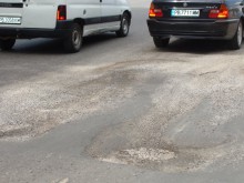 Огромна яма на натоварено кръстовище потрошава автомобили