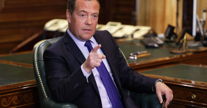 Медведев предупреди за "превантивен удар" в случай на предаване на ядрени оръжия на Украйна