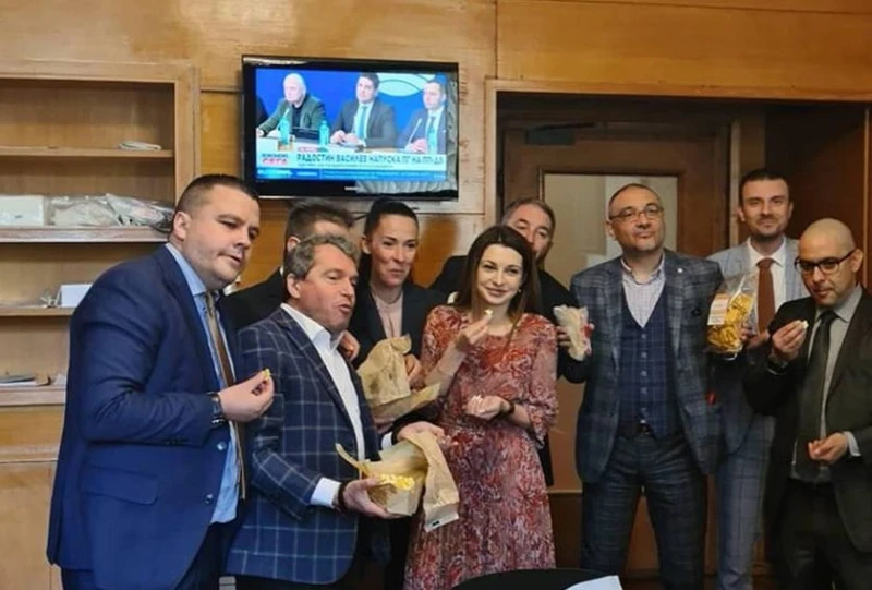ИТН гледат пресконференцията на Радостин Василев с пуканки