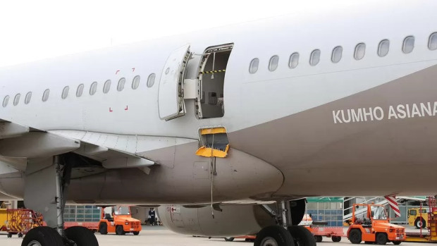 Настана паника: Мъж отвори вратата на самолет във въздуха
