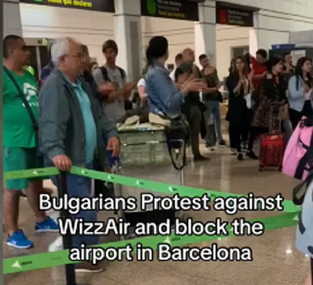 Българи, протестиращи срещу лошото обслужване на една от водещите нискотарифни