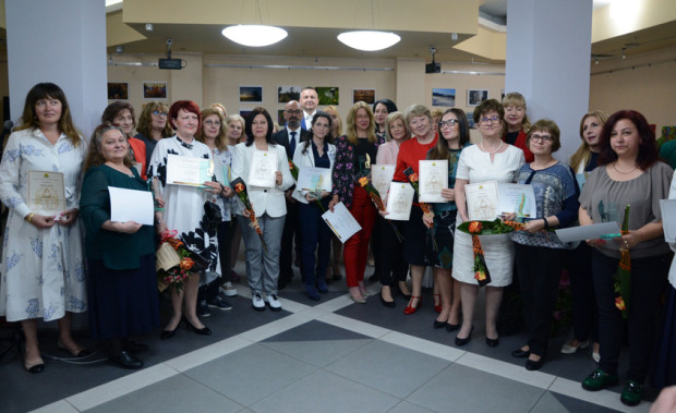 Учители от държавни училища във Варна получиха почетното отличие на