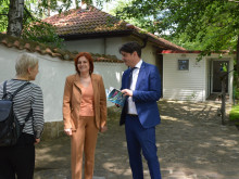 Зам.–кметът на Павел баня Милена Кавръкова и френският й колега Жером Вио разговаряха за бъдещето на розовото масло