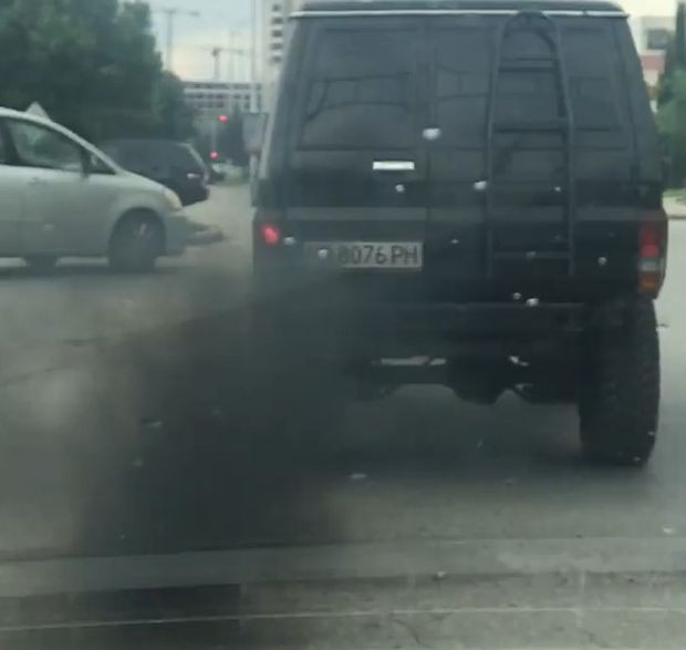 TD Джип избълва чернилка във въздуха на Пловдив Видео е качено