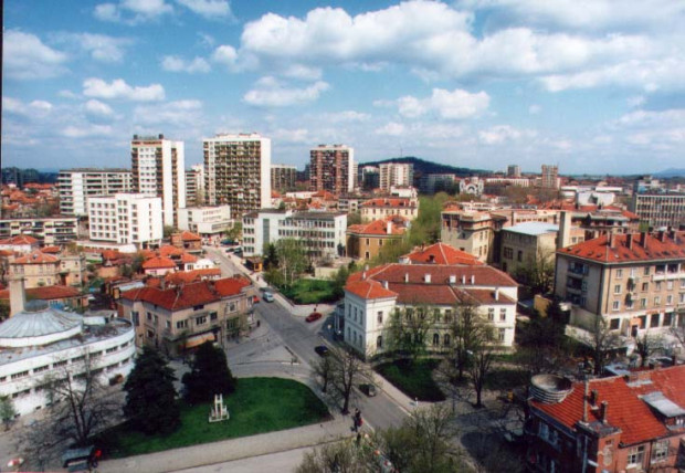 Една община в България освобождава млади семейства от данъци за жилище и кола
