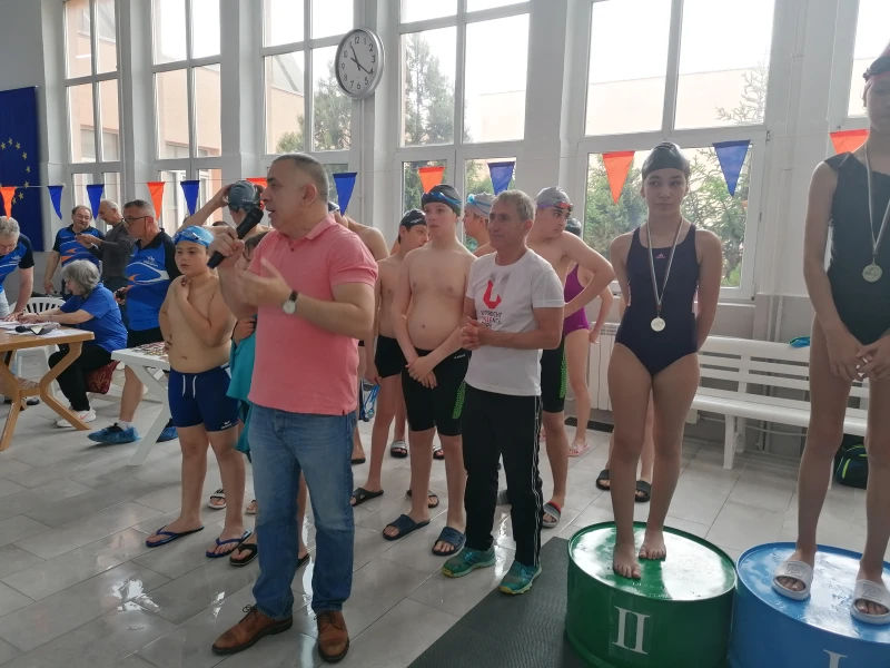 Близо 70 деца и младежи участваха във Втория пролетен турнир по плуване в обновения общински басейн