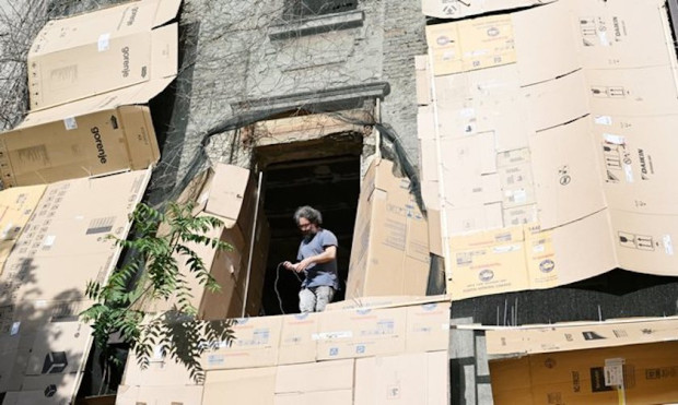 Българският съвременен артист Александър Вълчев опакова сградата на ул Дръзки