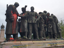 Пак заляха с червена боя Паметника на Съветската армия в София