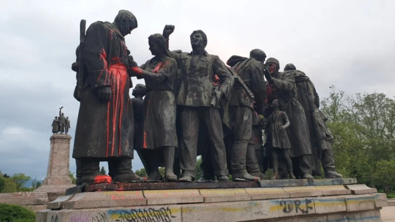 Пак заляха с червена боя Паметника на Съветската армия в София