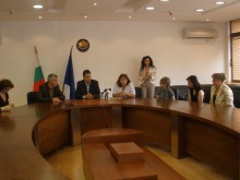 Областният управител и началникът на РИО наградиха преподаватели