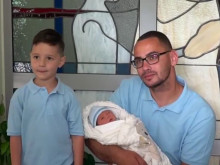 Изписаха бебето на починалата родилка в русенската болница "Канев", десетки се събраха в знак на съпричастност