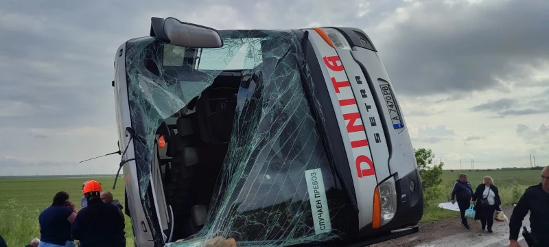 Катастрофа с туристически автобус на АМ "Тракия", 12 са в болница