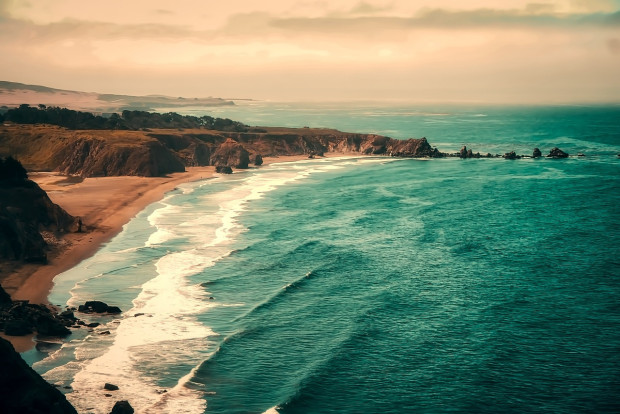 Калифорния е известна със златистите си пясъци и безкрайните си вълни