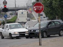 Два автомобила катастрофираха на Сточна гара
