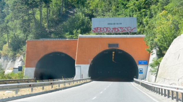 TD Ремонтират осветлението в тунел Дупница на пътя София Благоевград
