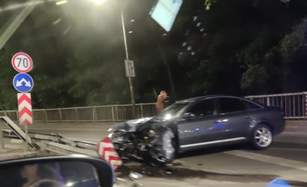 Катастрофа в София, автомобилът е с размазана предница
