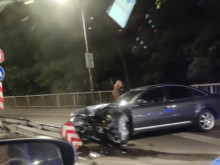 Катастрофа в София, автомобилът е с размазана предница