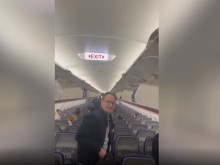 Пътници се барикадираха в самолет, кацнал във Варна, вместо в София