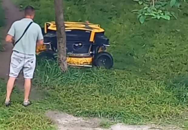 </TD
>Пловдивчанка публикува видеоклип за иновативно косене на трева в Кючук