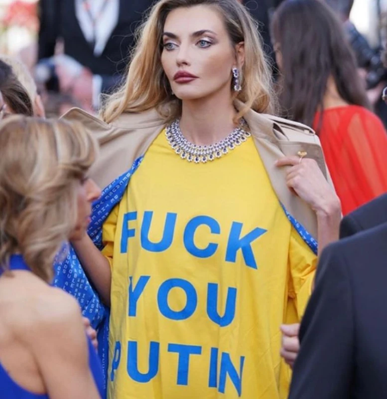 Известна украинска моделка напсува Путин с тениска на червения килим