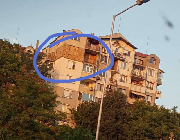 Апартамент във Варна шокира всеки, който мине от там. Причината