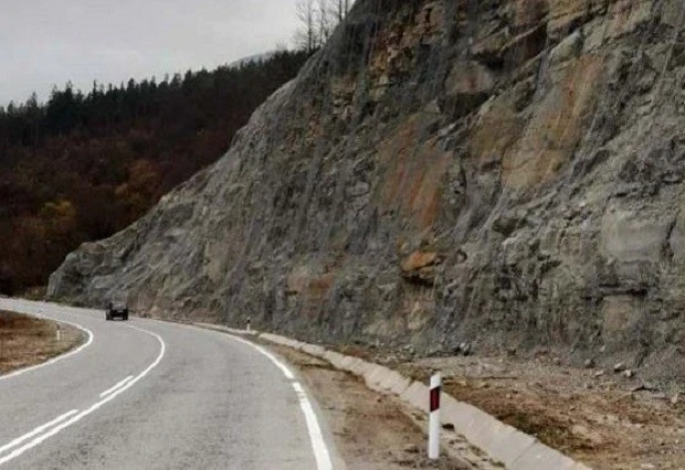 Движението по пътя Пещера - Брацигово се осъществява в една лента поради ремонт