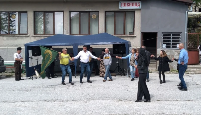 Весел празник в Родопите! Пловдивчанка: Има надежда за продължение на българския дух и традиции