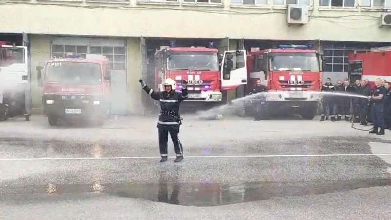 Изкъпаха пожарникар от Пазарджик в последния му работен ден