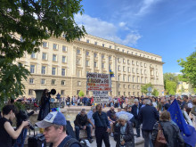 Стотици протестиращи пред сградата на Президентството: Скандират "Тук не е Москва"