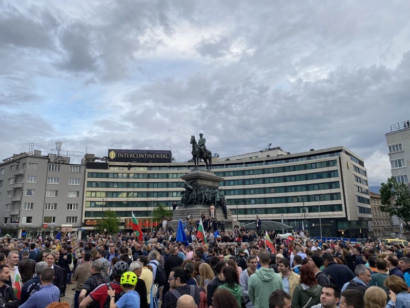 Протеститещите от ПП-ДБ са вече пред парламента, стават все повече