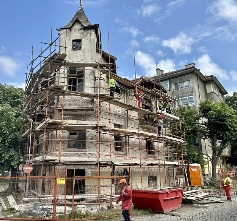 Започна аварийният ремонт на Брънековата къща в Ямбол