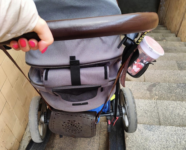 Майка с бебешка количка се хвана за главата от лошата инфраструктура в София