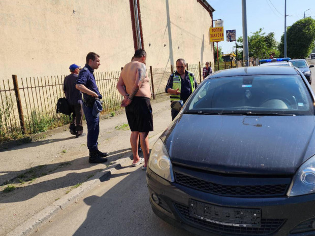 Полицията разпространи снимки на шофьора от днешната гонка по улиците на Бургас