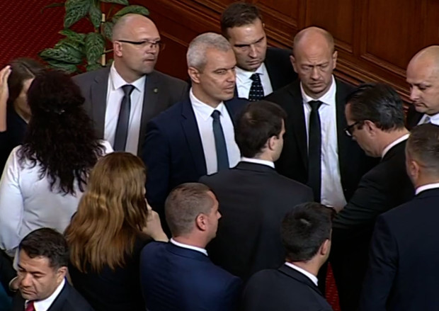 Физически сблъсък между депутати в Народното събрание след декларация на  Възраждане  Те