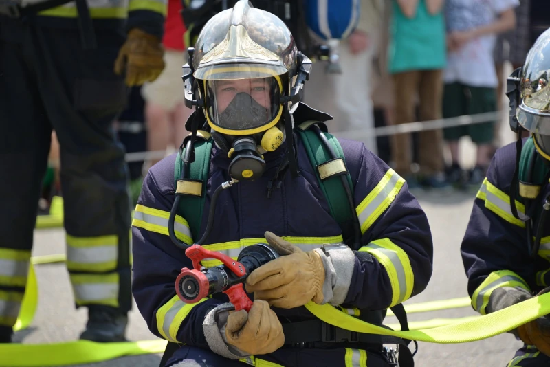 Пожарникари спасиха 90-годишна жена