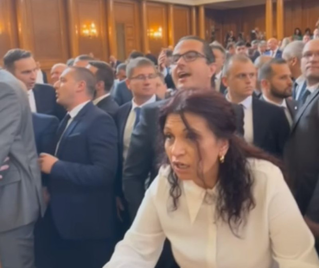 Депутатът Цончо Ганев заплю друг народен представител след днешния скандал
