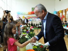 Премиерът към първокласници: Отглеждането на цветя ще ви научи на търпение, грижа и внимание