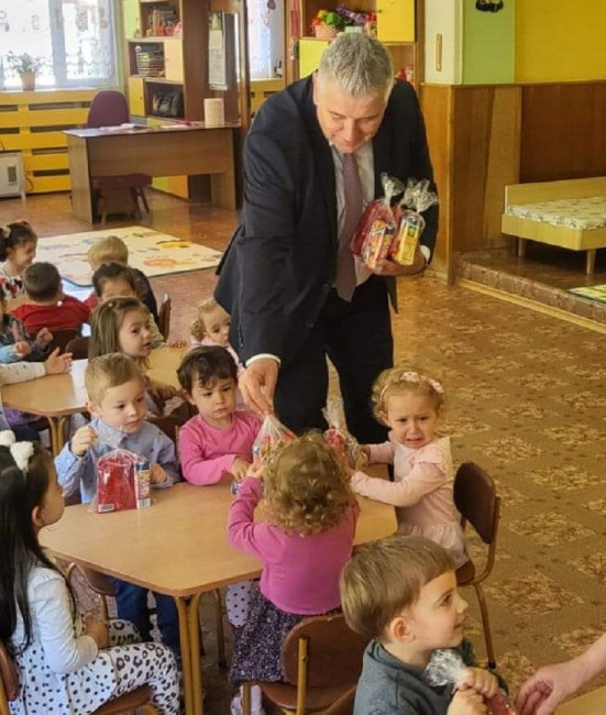 Областният управител на Смолян изненада с лакомства децата от детските градини