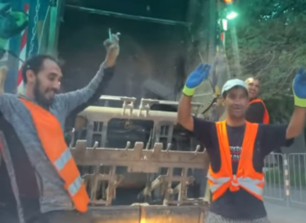 Боклукчии си изпуснаха камионa за да забавляват граждани на Стара