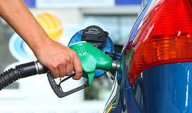 При по дълги пътувания шофьорите наливат големи количества гориво на бензиностанциите