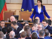 Десислава Атанасова след боя в НС: Това управление на държава ли е?